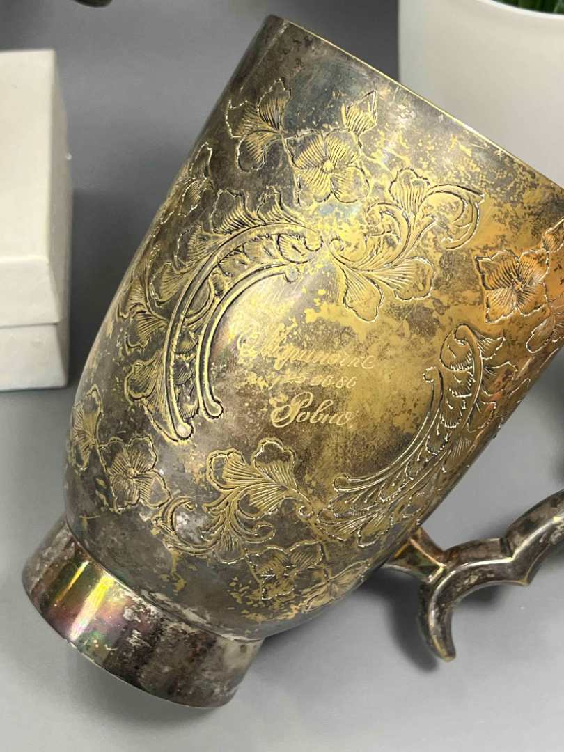 Крупная кружка из латуни с серебрением. Индия. Именная надпись и монограмма. Картинка 5